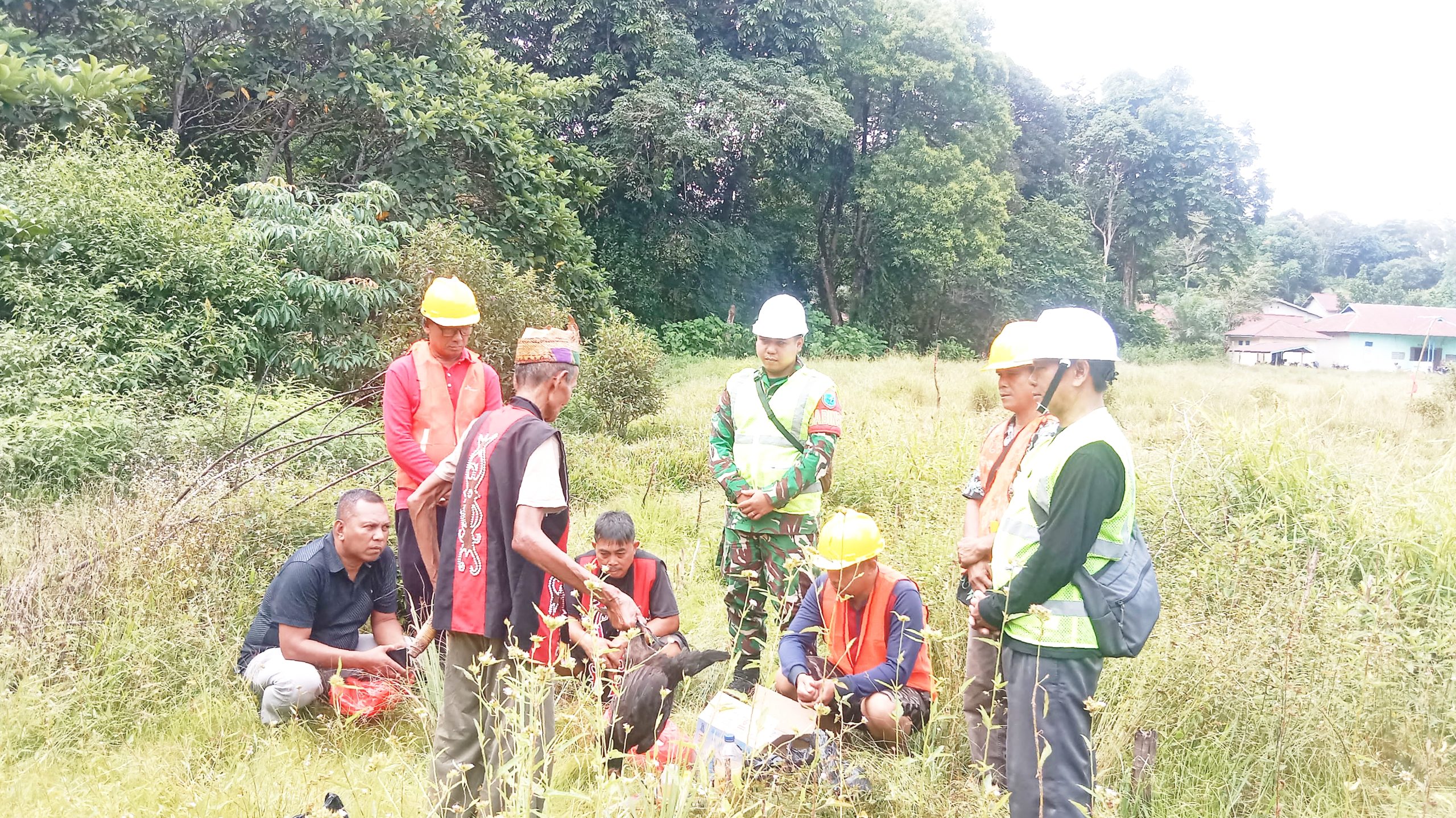 Ritual Adat Ngudas oleh tetua Adat Desa Bokak sebelum pembangunan gedung kantor KUD Merah Putih, Kamis (13/11/2025) kemarin.