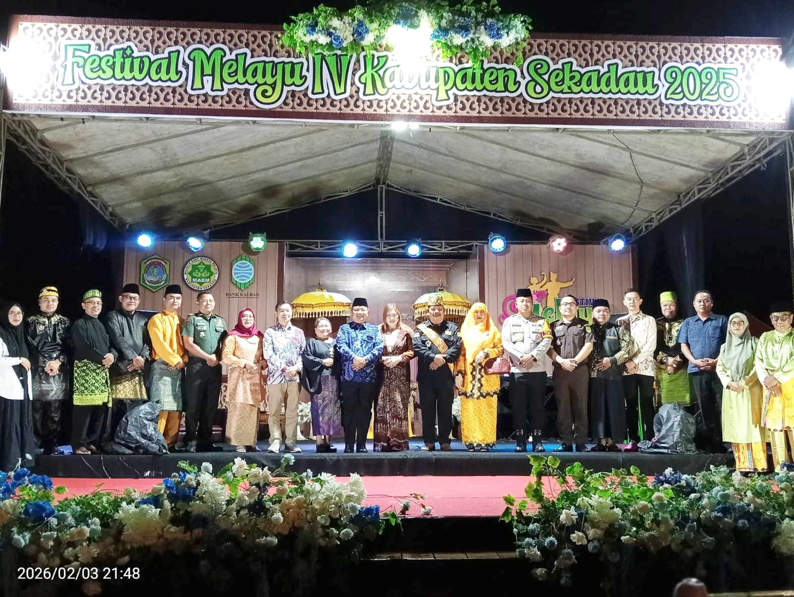Berfoto bersama usai acara penutupan seluruh rangkaian FBM ke IV Selasa (03/02/2026) di rumah adat Melayu Sekadau.
