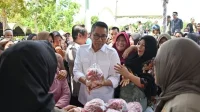 Pemprov Kalteng menggelar pasar murah di Sukamara. Warga bisa menebus paket sembako senilai Rp147 ribu hanya dengan Rp10 ribu menjelang Nyepi dan Lebaran 2026.
