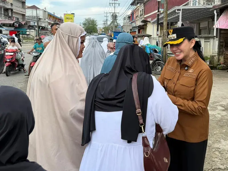 Bupati Landak Karolin Margret Natasa turun langsung memantau pelaksanaan Salat Idul Fitri 2026 di Ngabang untuk memastikan berjalan aman dan lancar.
