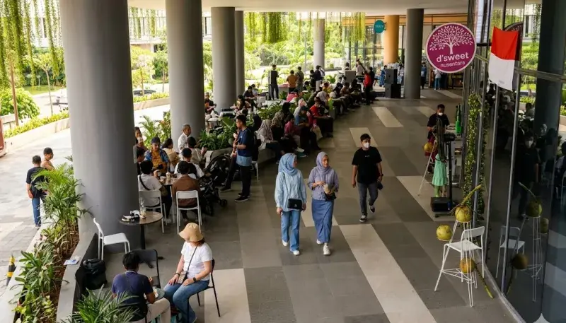 UMKM di IKN meraih omzet hingga Rp20 juta per hari selama Lebaran 2026 akibat lonjakan wisatawan yang memadati kawasan Nusantara.