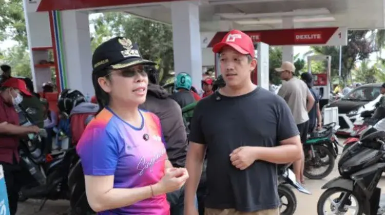 Antrean panjang di SPBU Singkawang dipicu panic buying. Wali Kota memastikan stok BBM dari Pertamina aman dan distribusi berjalan normal.