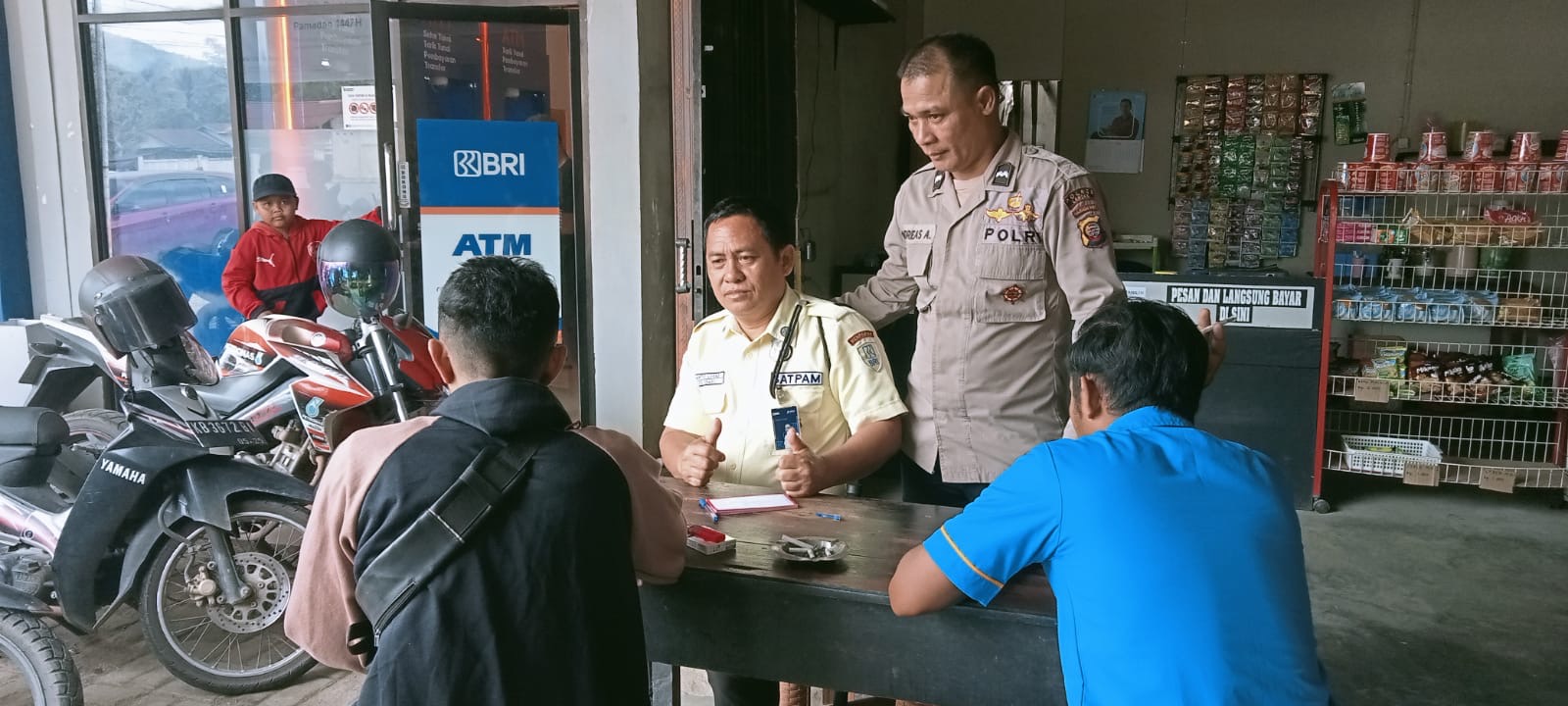Polisi Sambangi Warga Saat Patroli Malam, Suasana Santai Jadi Momen Penyampaian Pesan Kamtibmas