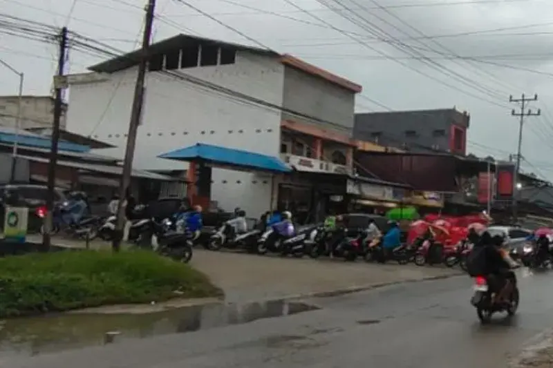 Kapolres Bengkayang memastikan stok BBM di SPBU aman dan distribusi tetap berjalan. Warga diminta tidak panik serta membeli BBM sesuai kebutuhan.
