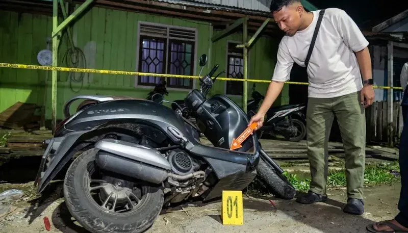 Polisi Tangkap Pelaku Penganiayaan Berujung Maut Di Tarakan. Korban tewas akibat tusukan badik, pelaku IW kini diamankan dan menjalani pemeriksaan.