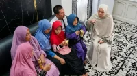 lebaran-tanpa-kemewahan-wali-kota-banjarbaru-prioritaskan-difabel Wali Kota Banjarbaru Erna Lisa Halaby menyambut tamu difabel saat Lebaran sederhana, menegaskan komitmen pada kebijakan inklusif dan kesejahteraan masyarakat.