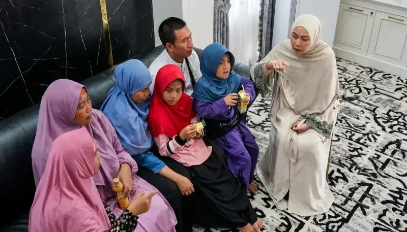 Wali Kota Banjarbaru Erna Lisa Halaby menyambut tamu difabel saat Lebaran sederhana, menegaskan komitmen pada kebijakan inklusif dan kesejahteraan masyarakat.