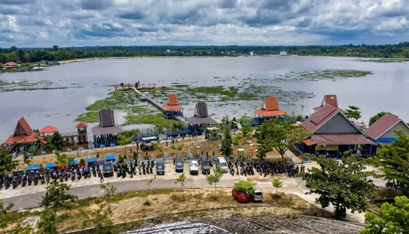 Wisata Barito Utara ramai saat Lebaran 2026. Air Terjun Jantur Doyam hingga DAM Trinsing dipadati pengunjung, aktivitas wisata berjalan aman dan tertib.