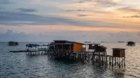 Sensasi menginap di vila atas laut Bontang Kuala saat Lebaran, lengkap dengan wisata, sejarah, dan kuliner khas yang bikin liburan makin berkesan.