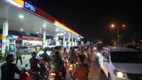 Pemkot Singkawang batasi jam operasional SPBU sampai pukul 00.00 WIB dan volume BBM per kendaraan buat atasi antrean panjang dan distribusi lebih merata. (Gambar ilustrasi AI)