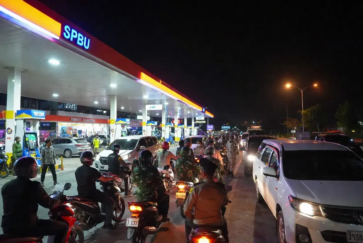 Pemkot Singkawang batasi jam operasional SPBU sampai pukul 00.00 WIB dan volume BBM per kendaraan buat atasi antrean panjang dan distribusi lebih merata. (Gambar ilustrasi AI)