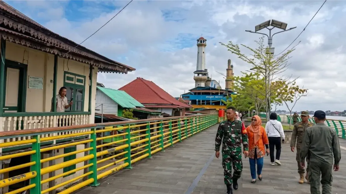 Satpol PP Pontianak menertibkan PKL dan jemuran di kawasan Waterfront demi menjaga ketertiban, estetika, dan mendukung pengembangan wisata kota.