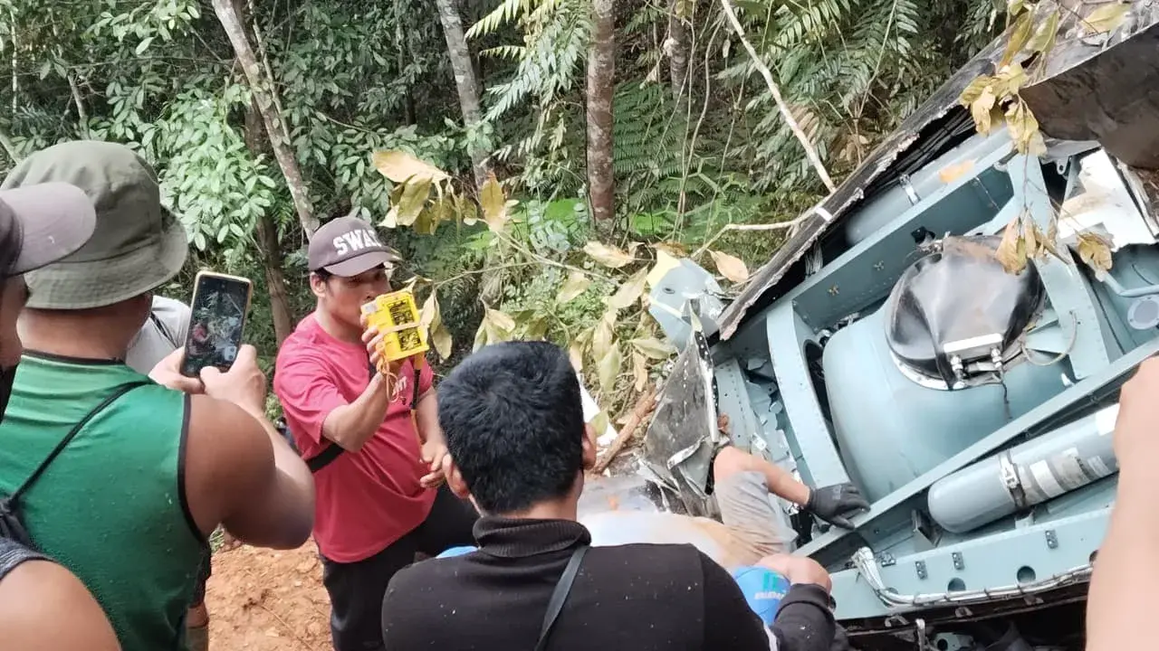 Polri melalui Polsek Nanga Taman, Polres Sekadau, Polda Kalbar, melaksanakan pengamanan dan pendampingan dalam rangka olah tempat kejadian perkara (TKP) serta investigasi kecelakaan helikopter jenis Airbus Helicopter H-130.