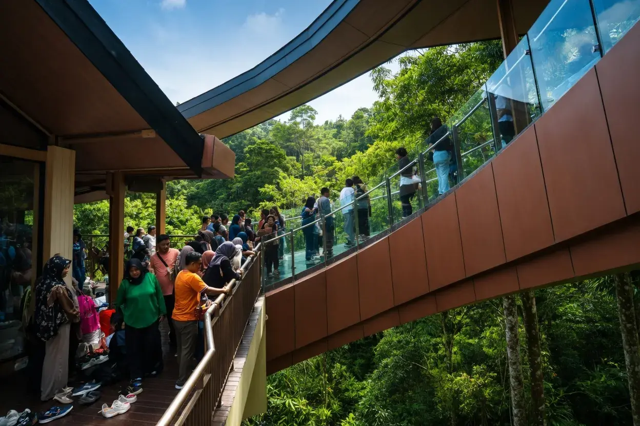 Sebanyak 411.778 pengunjung memadati IKN selama libur Idul Fitri dan Paskah 2026. Otorita IKN memastikan pelayanan tetap optimal di tengah lonjakan wisatawan.