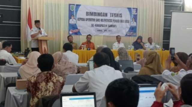 Wakil Bupati Sambas, H. Heroaldi Djuhardi Alwi, S.T., M.T., saat menghadiri kegiatan Bimtek bagi operator SIKS-NG atau petugas pengisi data desa se-Kabupaten Sambas. pada Rabu (15/4/2026) di Hotel Pantura Jaya Sambas.