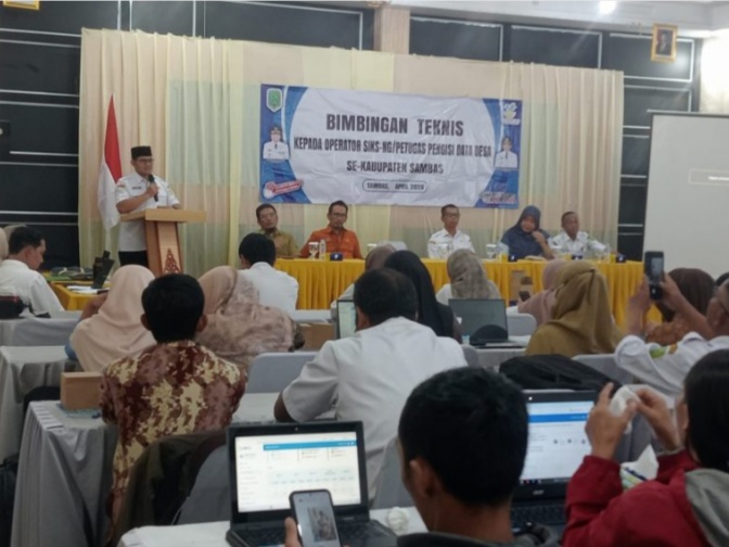Wakil Bupati Sambas, H. Heroaldi Djuhardi Alwi, S.T., M.T., saat menghadiri kegiatan Bimtek bagi operator SIKS-NG atau petugas pengisi data desa se-Kabupaten Sambas. pada Rabu (15/4/2026) di Hotel Pantura Jaya Sambas.