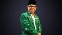Gejolak global dan efisiensi negara mendorong transformasi Pendidikan Jarak Jauh Indonesia, dengan tantangan menjaga mutu pembelajaran di tengah tekanan ekonomi dan konflik dunia.