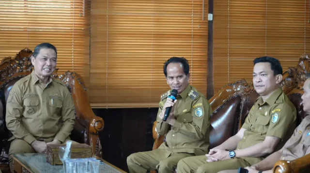 Ria Norsan dorong pemerataan infrastruktur di pedalaman Sintang dengan pembenahan jalan Nanga Mau–Tebidah–Serawai sepanjang 100 km.