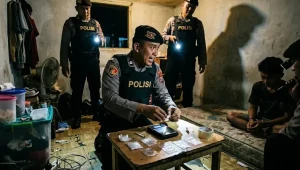 Polisi Ketapang mengungkap jaringan sabu di Delta Pawan. Tiga pelaku ditangkap dan 103 gram sabu diamankan, sementara satu tersangka masih buron. (Ilustrasi)