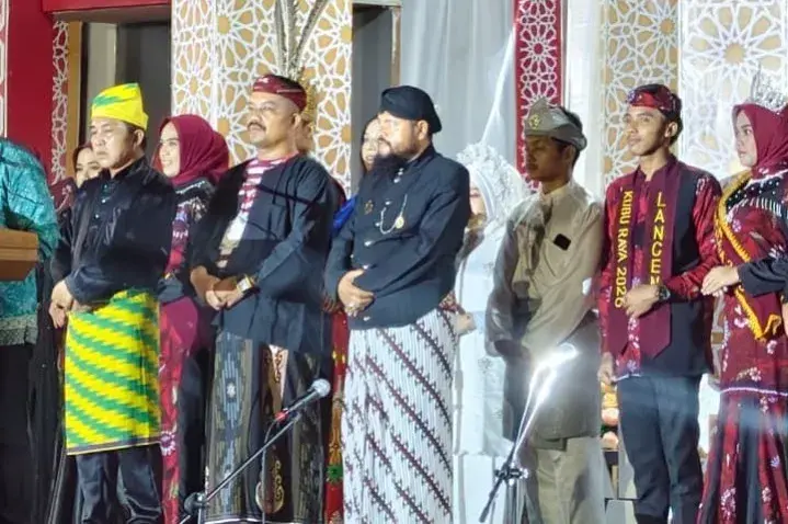 MTQ XII Kubu Raya di Sungai Ambawang diikuti 705 peserta dari 9 kecamatan. Bupati Sujiwo menekankan pentingnya persatuan dan pembinaan generasi Qur’ani.