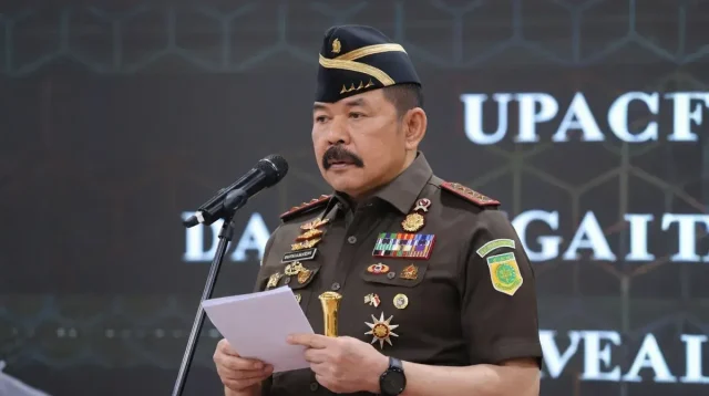 Jaksa Agung ST Burhanuddin merotasi 53 pejabat strategis Kejaksaan RI, termasuk 14 Kajati dan Wakajati Kalbar. Langkah ini dinilai memperkuat kinerja penegakan hukum nasional.
