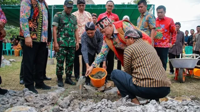 Pemkab Bengkayang membangun Rumah Adat Joglo di Taman SDR sebagai pusat budaya dan destinasi wisata baru yang mendukung pelestarian budaya Jawa.