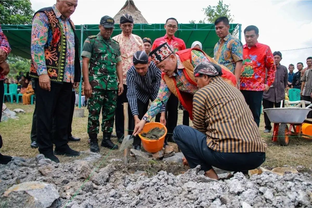 Pemkab Bengkayang membangun Rumah Adat Joglo di Taman SDR sebagai pusat budaya dan destinasi wisata baru yang mendukung pelestarian budaya Jawa.