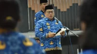 Wakil Bupati Kubu Raya, Sukiryanto, menyerahkan Surat Keputusan (SK) pengangkatan Pegawai Negeri Sipil (PNS).
