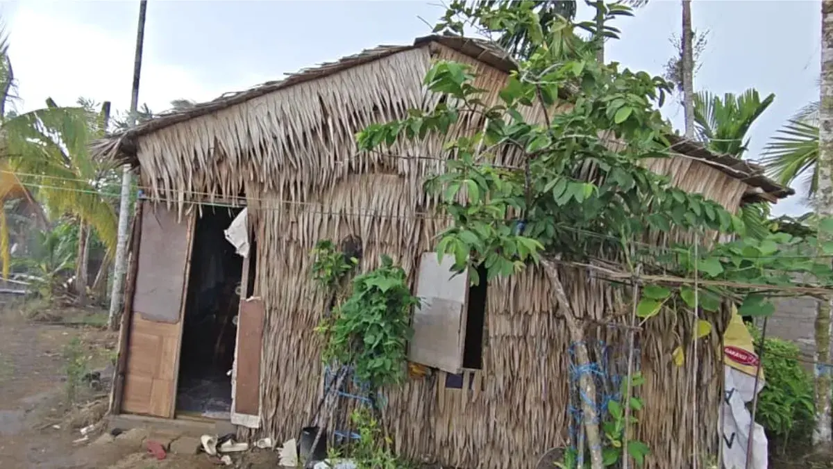Tangis haru Bu Eli pecah saat Bupati Sujiwo memastikan rumahnya di Sungai Kakap segera dibangun. Kisah haru warga Kubu Raya yang mendapat perhatian pemerintah daerah.