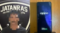 Sebelum 24 jam, polisi Pontianak Selatan berhasil menangkap pelaku pencurian handphone OPPO Reno 4. Pelaku diamankan tanpa perlawanan setelah penyelidikan cepat.