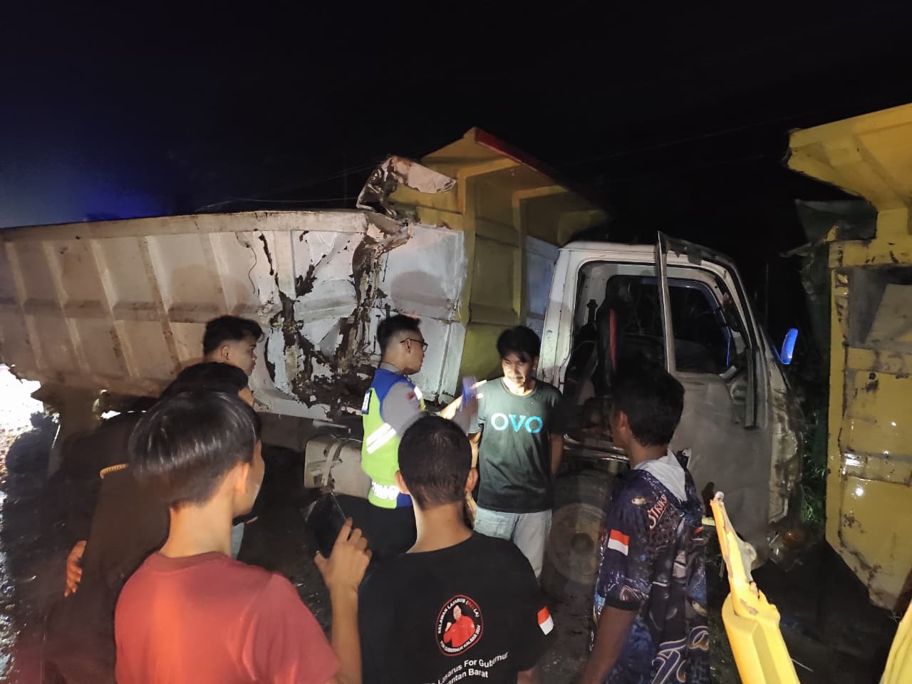 Tabrakan beruntun tiga truk di Sekadau Hilir, Kabupaten Sekadau, menyebabkan dua orang terluka. Polisi mengungkap kronologi lengkap kecelakaan di jalur Sekadau–Sanggau.