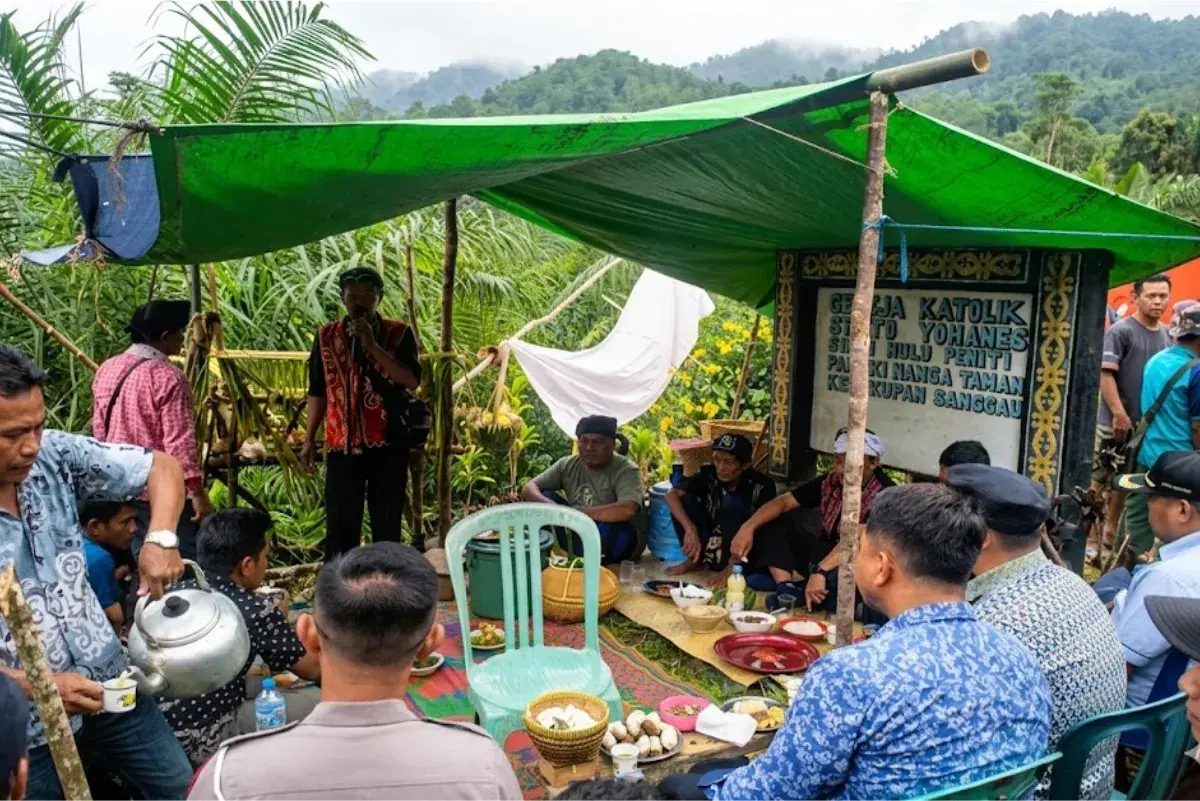 Ritual adat Dayak Taman digelar pasca kecelakaan helikopter di Sekadau sebagai upaya pemulihan sosial, menjaga tradisi, dan memperkuat solidaritas masyarakat.