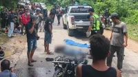 Kecelakaan beruntun di Jalan Sekadau-Sanggau melibatkan truk dan dua motor RX-King. Satu pengendara tewas di lokasi, sejumlah korban lainnya mengalami luka.