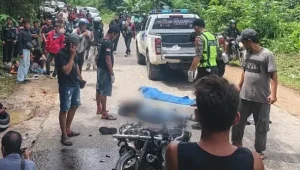 Kecelakaan beruntun di Jalan Sekadau-Sanggau melibatkan truk dan dua motor RX-King. Satu pengendara tewas di lokasi, sejumlah korban lainnya mengalami luka.