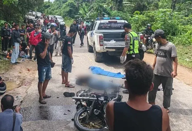 Kecelakaan beruntun di Jalan Sekadau-Sanggau melibatkan truk dan dua motor RX-King. Satu pengendara tewas di lokasi, sejumlah korban lainnya mengalami luka.