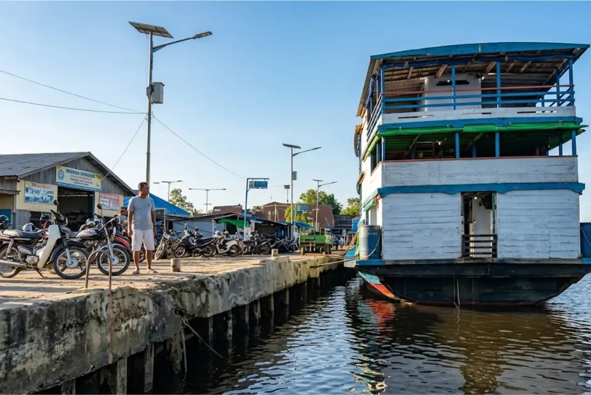 Kapal kelotok rute Teluk Batang–Rasau Jaya berhenti beroperasi sementara sejak 17 Mei 2026 akibat kenaikan harga solar dan sulitnya pasokan BBM subsidi.
