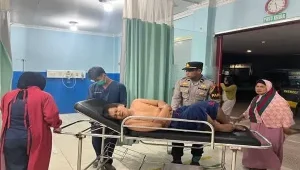 Polisi Sekadau mengevakuasi warga Desa Gonis Tekam yang mengalami radang usus buntu ke RS Sekadau setelah keluarga kesulitan mencari kendaraan pada malam hari.