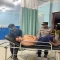 Polisi Sekadau mengevakuasi warga Desa Gonis Tekam yang mengalami radang usus buntu ke RS Sekadau setelah keluarga kesulitan mencari kendaraan pada malam hari.