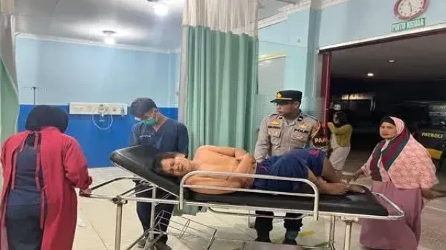 Polisi Sekadau mengevakuasi warga Desa Gonis Tekam yang mengalami radang usus buntu ke RS Sekadau setelah keluarga kesulitan mencari kendaraan pada malam hari.