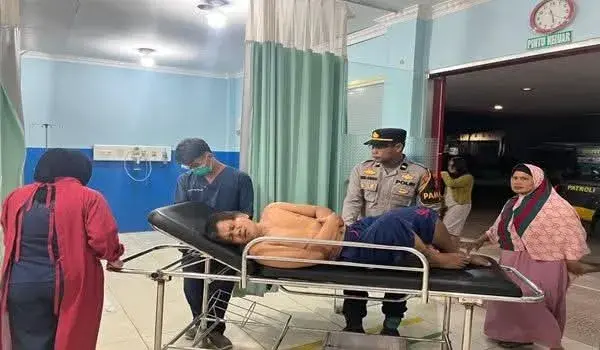 Polisi Sekadau mengevakuasi warga Desa Gonis Tekam yang mengalami radang usus buntu ke RS Sekadau setelah keluarga kesulitan mencari kendaraan pada malam hari.