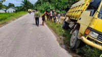 motor-dan-dump-truk-tabrakan-di-sekadau-sintang-pengendara-luka-parah Kecelakaan motor dan dump truk di Jalan Sekadau–Sintang, Sekadau Hilir, menyebabkan pengendara luka serius dan dilarikan ke RSUD Sekadau.