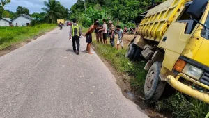Kecelakaan motor dan dump truk di Jalan Sekadau–Sintang, Sekadau Hilir, menyebabkan pengendara luka serius dan dilarikan ke RSUD Sekadau.