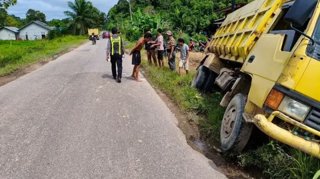 Kecelakaan motor dan dump truk di Jalan Sekadau–Sintang, Sekadau Hilir, menyebabkan pengendara luka serius dan dilarikan ke RSUD Sekadau.