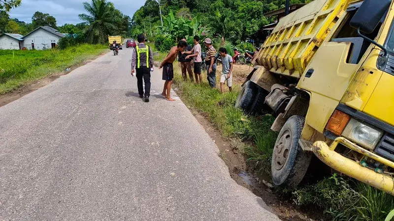 Kecelakaan motor dan dump truk di Jalan Sekadau–Sintang, Sekadau Hilir, menyebabkan pengendara luka serius dan dilarikan ke RSUD Sekadau.