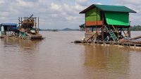 peti-di-desa-tanjung-sekadau-dilaporkan-libatkan-aliran-jual-beli-emas Aktivitas PETI di Sungai Kapuas, Desa Tanjung, Sekadau, dilaporkan masih beroperasi. Warga menyoroti dampak lingkungan dan belum adanya penertiban. (Foto Tim CekFakta)