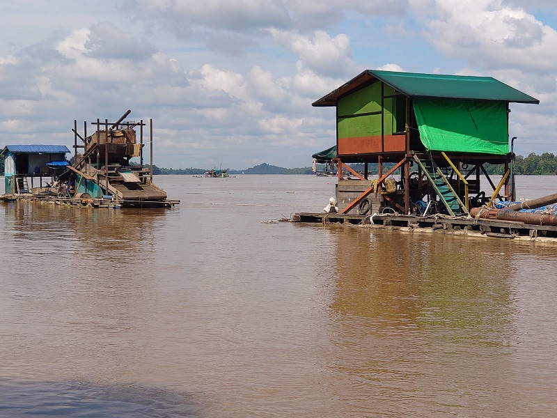 Aktivitas PETI di Sungai Kapuas, Desa Tanjung, Sekadau, dilaporkan masih beroperasi. Warga menyoroti dampak lingkungan dan belum adanya penertiban. (Foto Tim CekFakta)