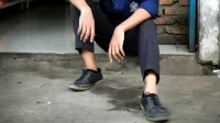 Kasus siswa meninggal akibat sepatu sempit di Samarinda memicu DPRD menyoroti lemahnya pendataan bansos dan mendesak validasi data penerima bantuan. (Foto ilustrasi)