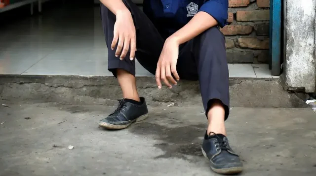 Kasus siswa meninggal akibat sepatu sempit di Samarinda memicu DPRD menyoroti lemahnya pendataan bansos dan mendesak validasi data penerima bantuan. (Foto ilustrasi)