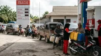 Pertamina menjatuhkan sanksi kepada 6 SPBU di Kalsel akibat pelangsiran BBM subsidi. Suplai dihentikan hingga 30 hari setelah investigasi internal. (Gambar ilustrasi)